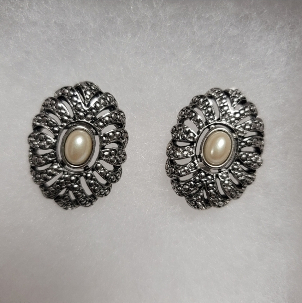 Cute Classic Earrings - Picture 8 of 9